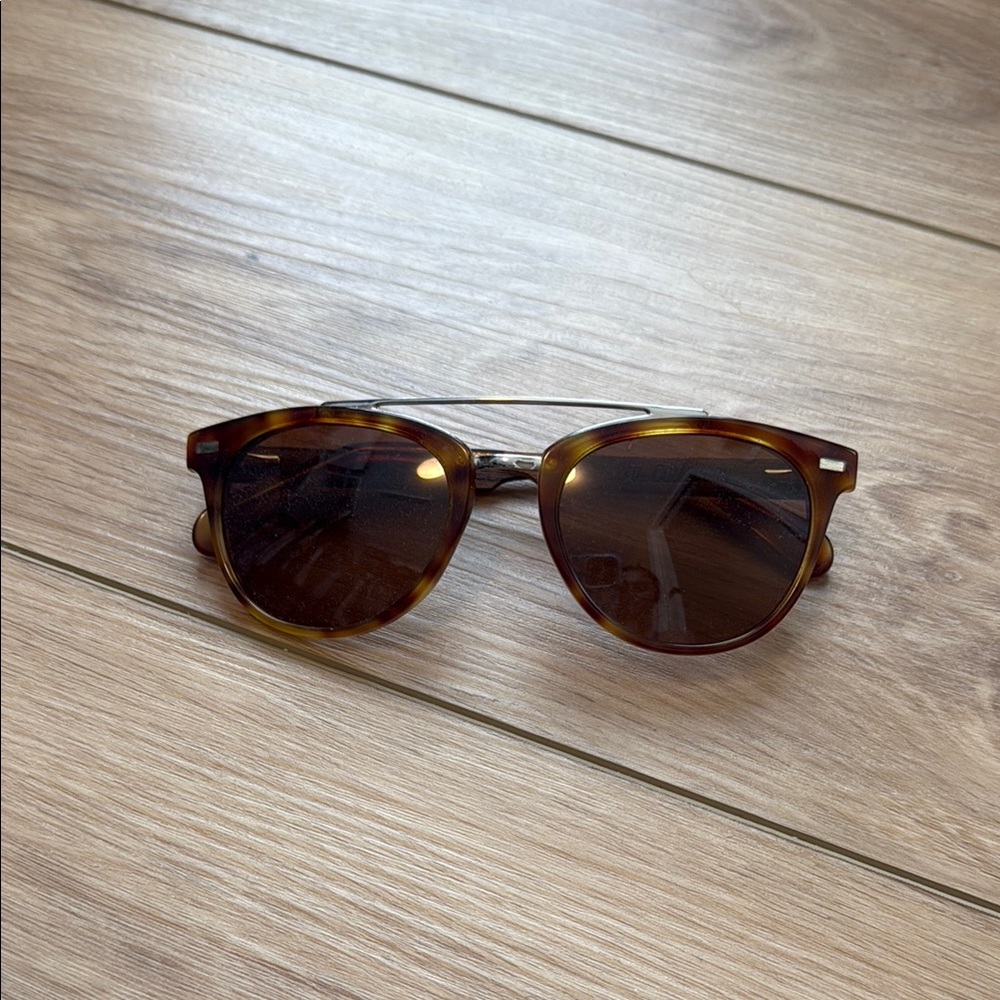 Brown Tortoiseshell Round Sunglasses with Keyhole Bridge